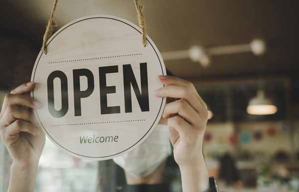Open. barista, waitress woman wearing protection face mask turni ISE Open Innovation Challenge 11./13. Februar 2025