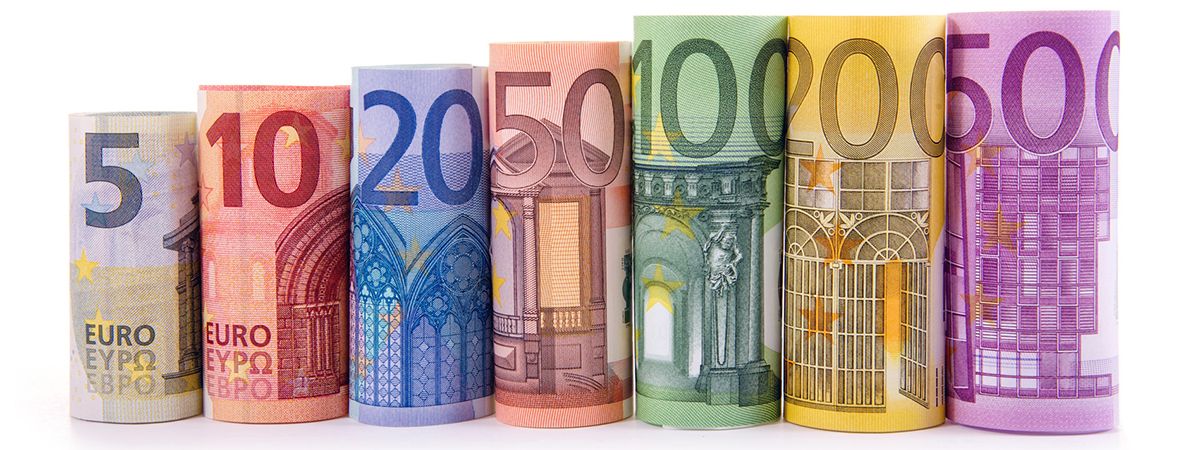 Reihe gerollte Euroscheine