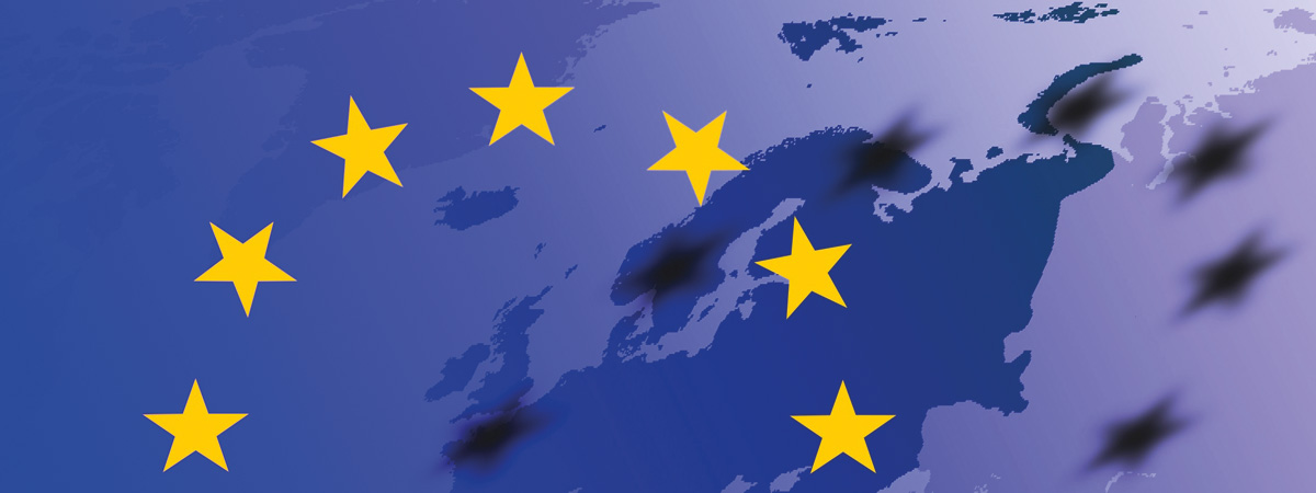 Logo mit einem Blau-Lila Verlauf von links nach rechts und die Silouhette von Europa in der Mitte. Im Vordergrund die Eurosterne